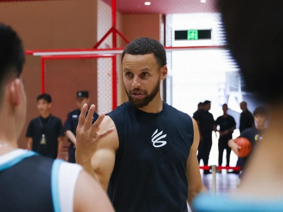 库里为重庆偏远学校赠送篮球装备，并联合姚基金启动公益计划